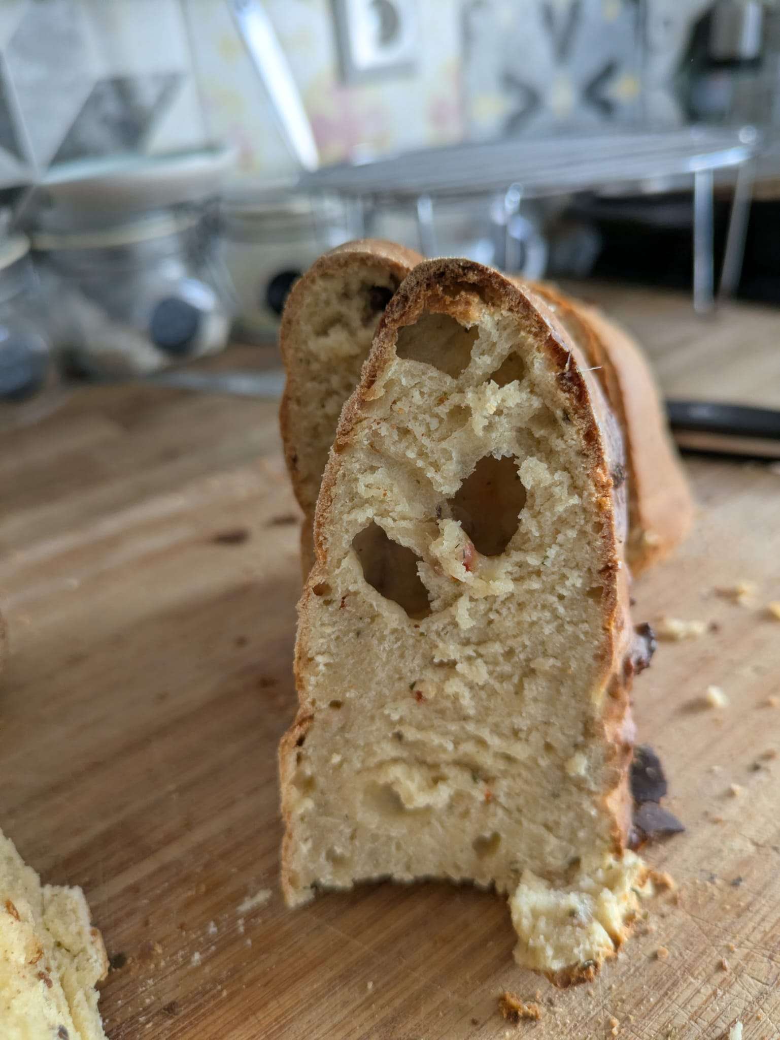 Halbe Scheibe Kefir-Brot mit Sardellen und Kräutern