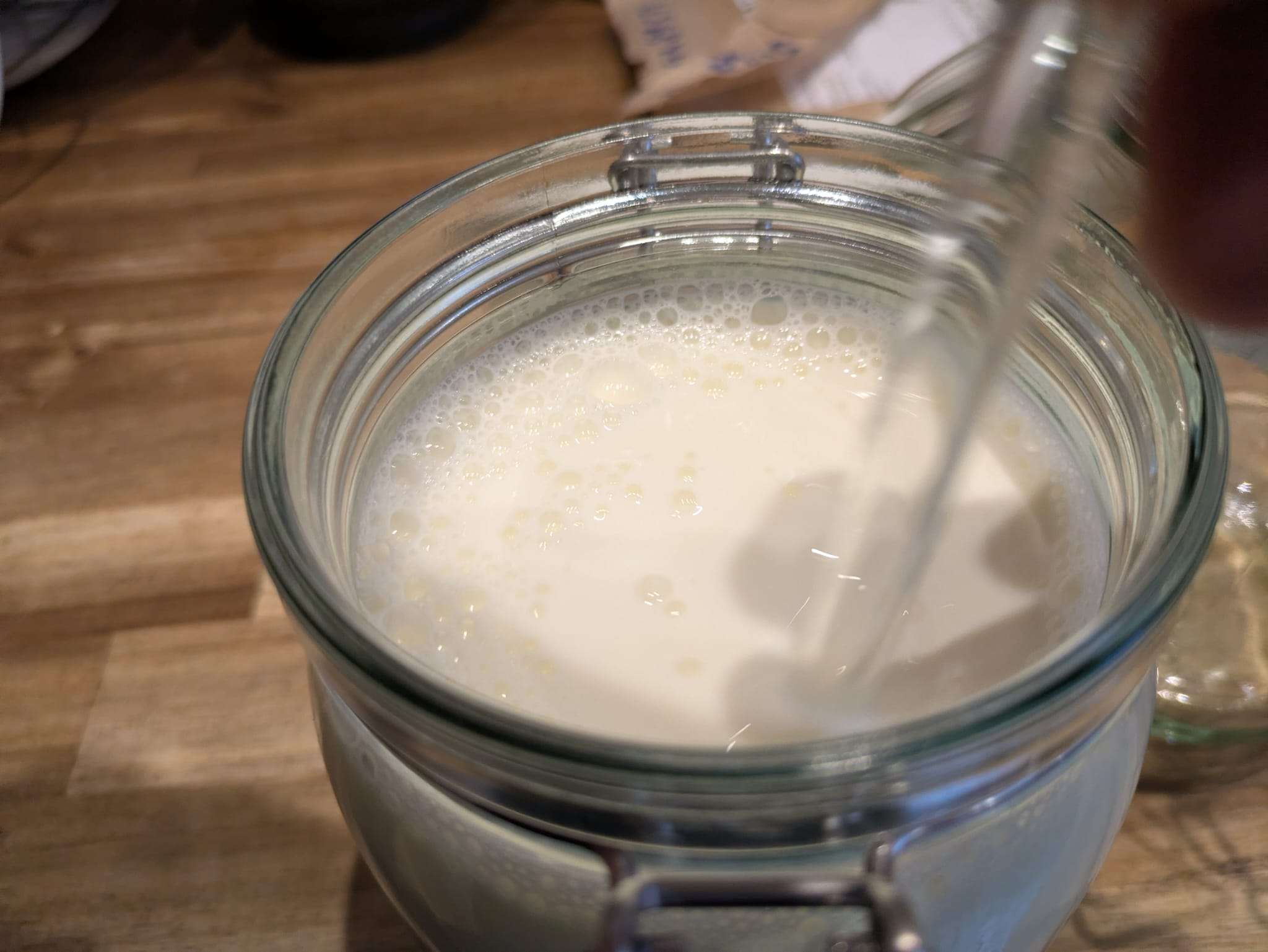 Kefir-51 Pulver in Milch einrühren